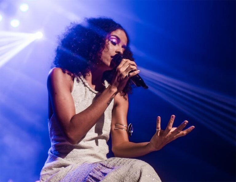 Laura Catarina canta Vander Lee no Festival de Inverno de Itabira nesta sexta-feira (24) no paredão da Tiradentes