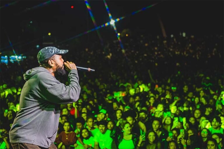 Djonga e Thiago SKP transformam o Festival de Inverno de Itabira em apoteose da juventude trabalhadora na praça do Areão