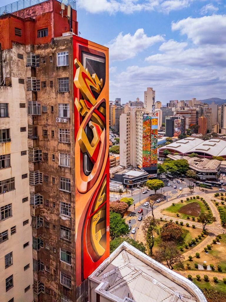 Ailton Krenak assina arte em mural na lateral de um edifício no centro de Belo Horizonte