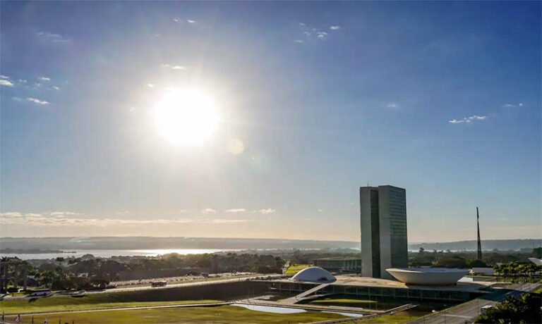 Congresso vota nesta semana fim da escala 6×1 e “taxa das blusinhas”, além de regras e financiamentos para mototaxistas e motofretes