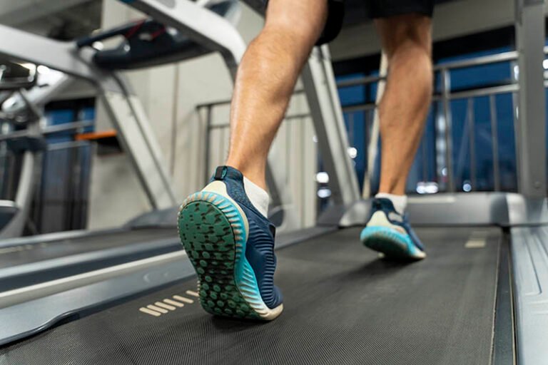 Caminhada, corrida ou musculação: qual exercício realmente protege as articulações