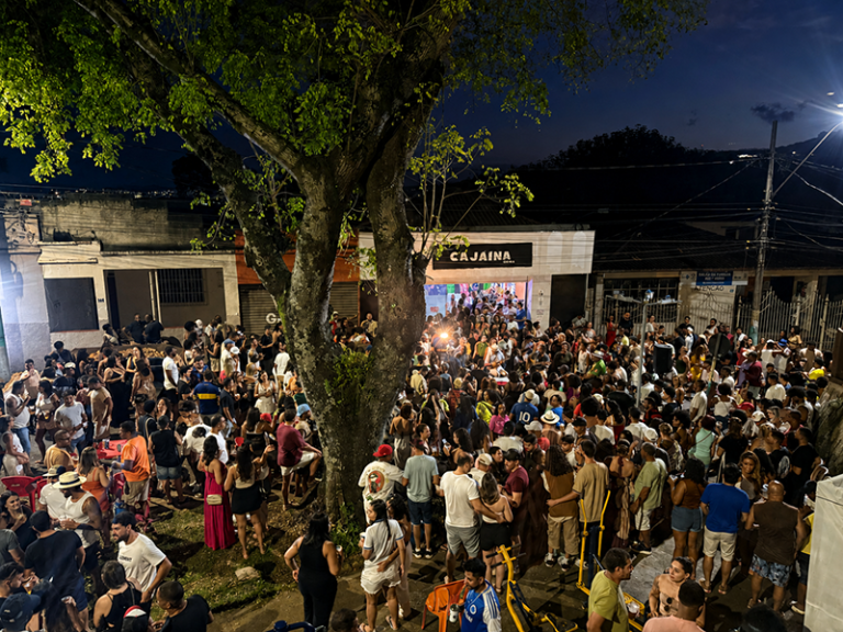 Roda de Samba do Cajá interdita parte da rua Ipoema, no bairro Pará, neste sábado (15)