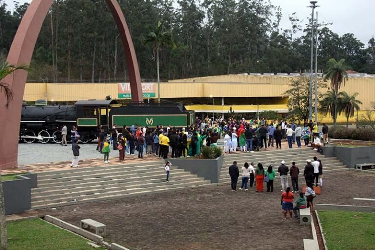 Mesmo com ajuda de São Pedro ao suspender a chuva na tarde de 7 de setembro em Itabira, ato cívico, religioso e político convocado pelo Conpai reuniu poucos fiéis no Areão