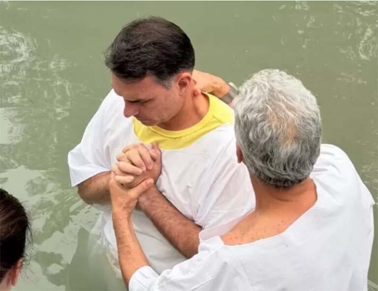Discurso religioso se impõe na campanha de Flávio Bolsonaro e tensiona o Estado laico