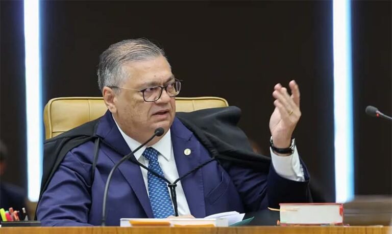 Flávio Dino pede vista de julgamento sobre Moraes e Mendonça