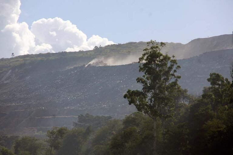 Graças a São Pedro, pela primeira vez desde 1985 a poeira da Vale em agosto não extrapola os limites ambientais em Itabira