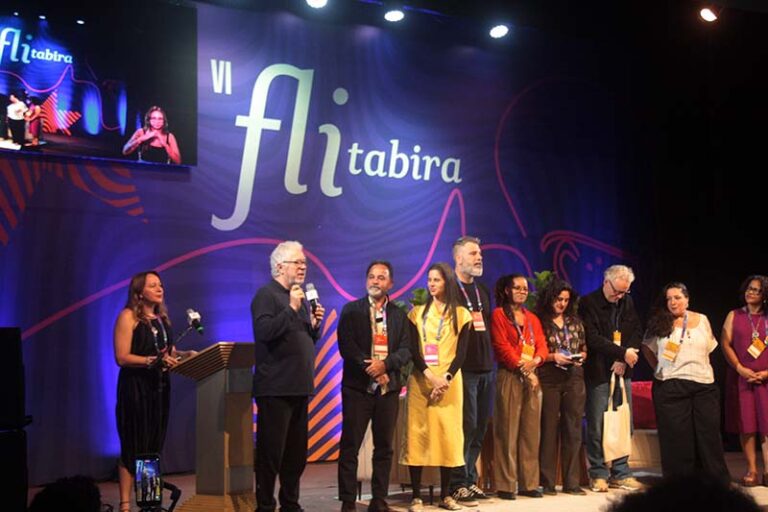 Flitabira abre sexta edição celebrando os 75 anos de Claro Enigma e transforma Itabira em território da literatura