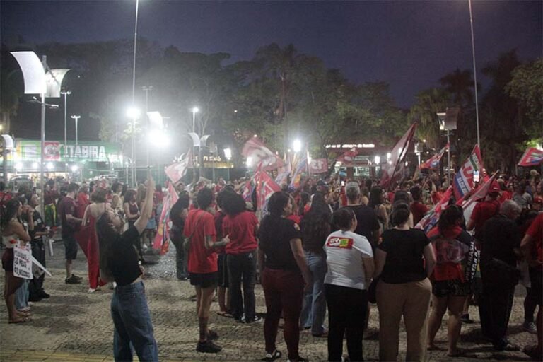 Plenária do PT no Largo do Batistinha, nesta terça-feira (13), busca ampliar vantagem de Lula e mobilizar indecisos em Itabira