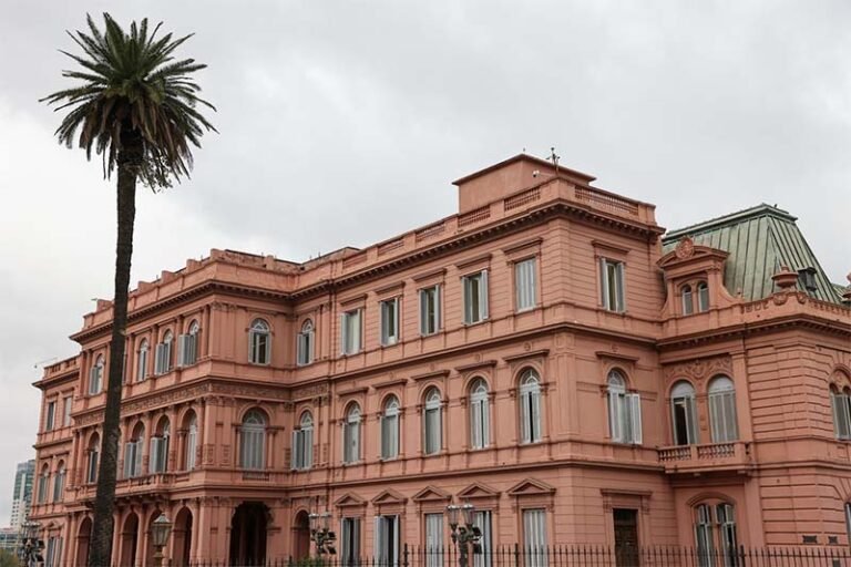 Ajuste de Milei reduz número de novos aposentados em 53% na Argentina