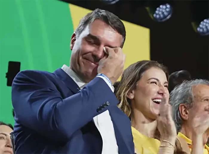 PF investiga paradeiro de Flávio Bolsonaro que teria fugido do país, segundo a Reuters