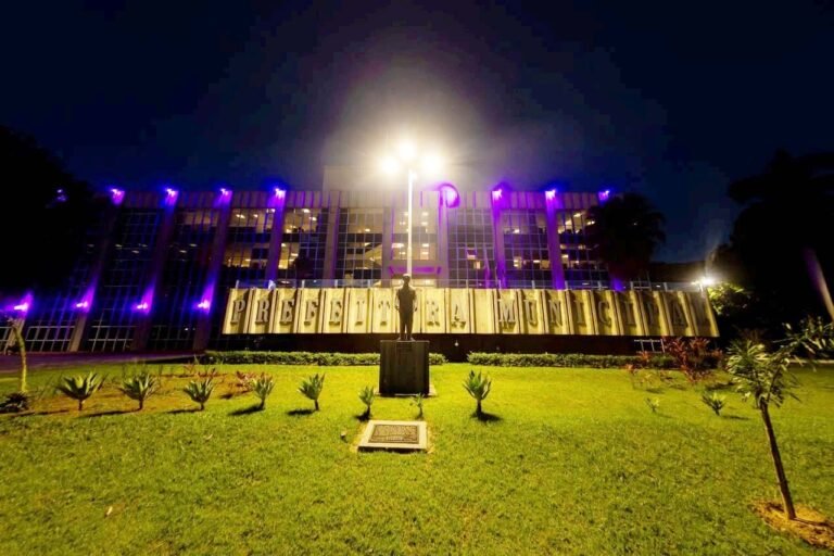 Fachada da Prefeitura de Itabira ganha iluminação rosa e reforça ações de prevenção ao câncer de mama