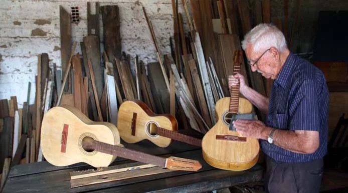 Aos 90 anos, marceneiro e luthier itabirano volta a fabricar violas
