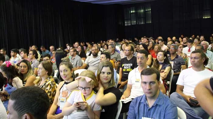 Com otimismo, como se o minério não estivesse no fim, é aberta “a maior feira de negócios da região” no parque de exposições