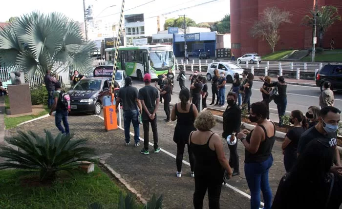 Após protestos, Prefeitura admite rever suspensão de contratos temporários de professores sem carga horária completa em outro emprego