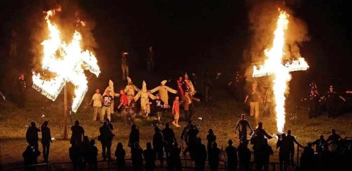 Fascismo saltando na lupa… chegou a saudação Nazi. É preciso deter esse perigoso avanço da extrema direita
