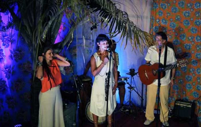 Nesta sexta-feira, fique em casa. E assista a live musical do Triar, às 18h30, no Youtube