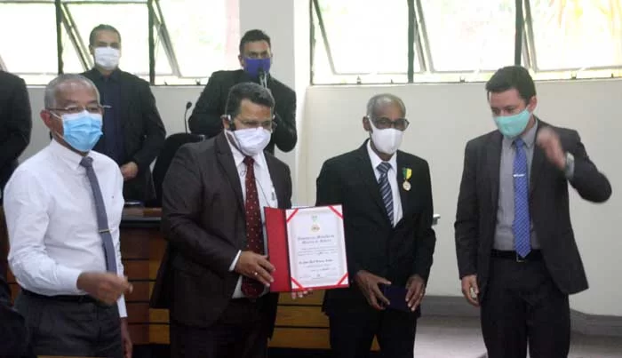 Com atraso de quase quatro anos, João Izael recebe homenagem da Câmara com entrega de Medalha do Minério