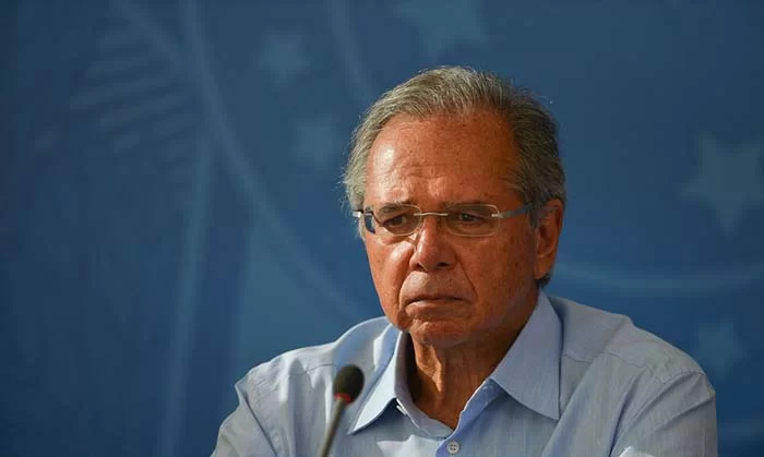 Paulo Guedes sobe no telhado