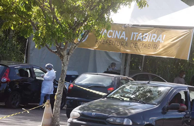 Só a vacinação em massa salva a humanidade da pandemia. Itabira aplica segunda dose da Janssen nesta segunda-feira