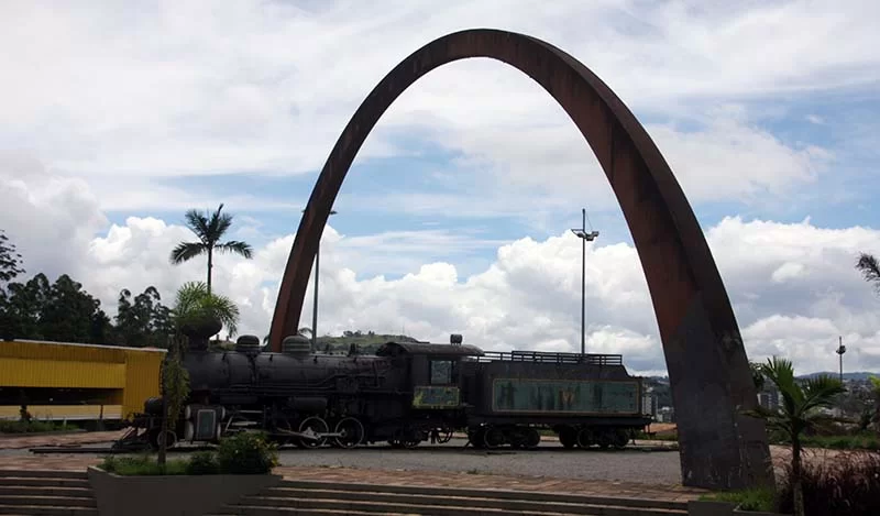Arco do monumento na praça do Areão está com as bases corroídas e área precisa ser isolada até que seja feito o reparo