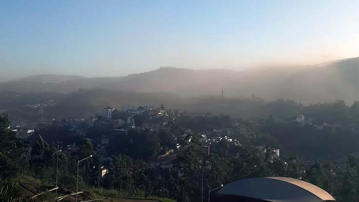 Dias piores virão: poeira, queimadas e ventos frios formam a tempestade imperfeita para poluir ainda mais a cidade e assolar a saúde do itabirano