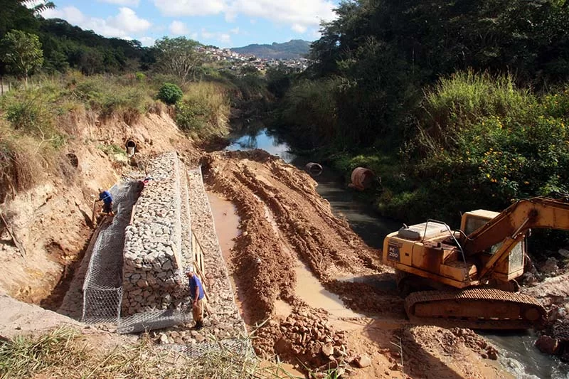 Itabira sucateada: Prefeitura dá início à reparação de galeria de esgoto no final do canal da Praia que deixa de ser tratado na ETE-Laboreaux