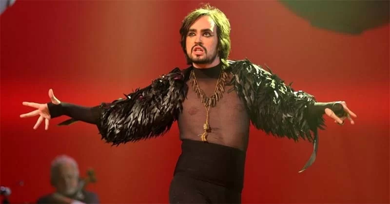 Show de Johnny Hooker é cancelado em Itabira por incompatibilidade de agenda, mas conservadores homofóbicos festejam