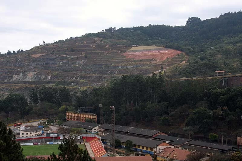 Reconformação de talude na mina Chacrinha ainda não é parte da reabilitação da Serra do Esmeril, mas medida de segurança, diz mineradora