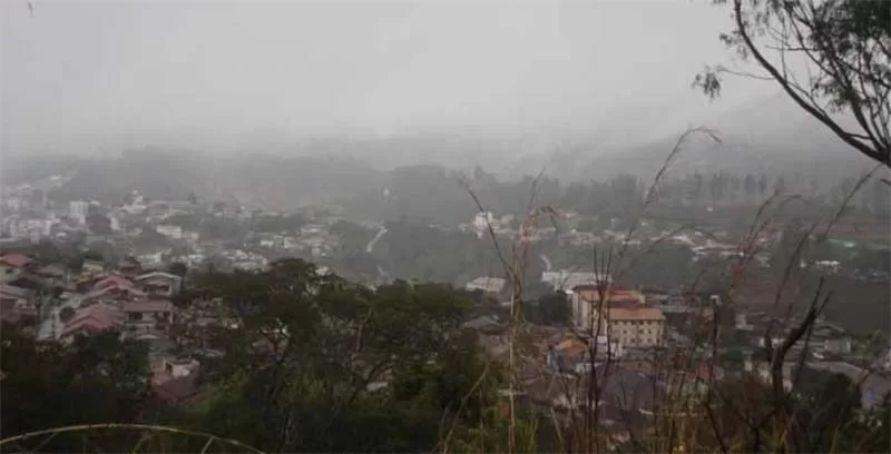 Chuva fina, prazenteira, apaga a poeira das minas em Itabira e o fogo das queimadas
