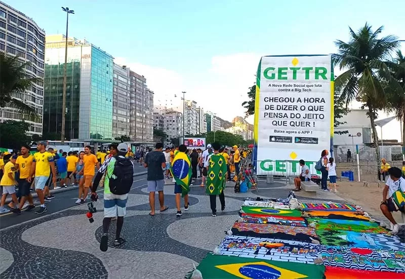Ex porta-voz de Donald Trump estava em Copacabana em ato bolsonarista