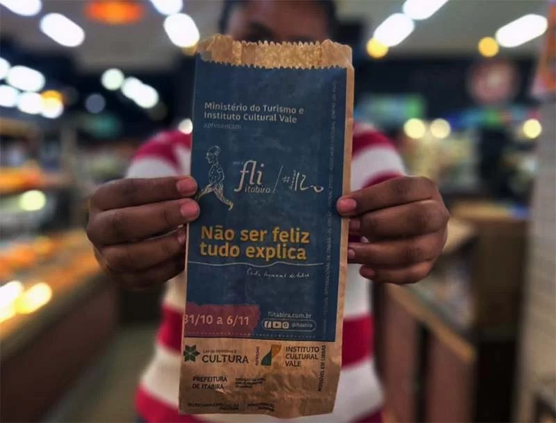 Mais uma ideia para amassar nas padarias de Itabira: II Flitabira distribui sacos de pão com poemas de Drummond