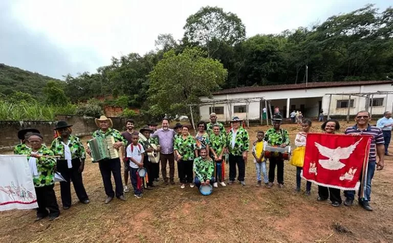 Morro de Santo Antonio recebe plantio de mudas de ipês e apresenta reivindicações ao prefeito Marco Antônio Lage