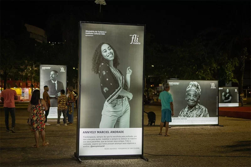 No encerramento das atividades do II Flitabira, exposião Muros Invisíveis é reaberta na praça do Areão