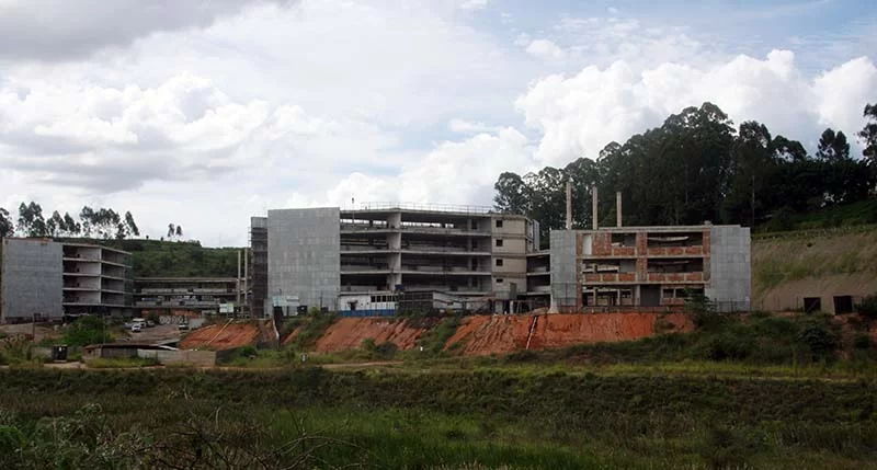 Com os impasses entre Prefeitura, Vale e construtoras, Vetão fala em suspender obras na Unifei. Noronha insiste na CPI
