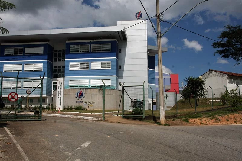 Arma de fogo, sem registro, é encontrada em banheiro da Unifei, em Itabira