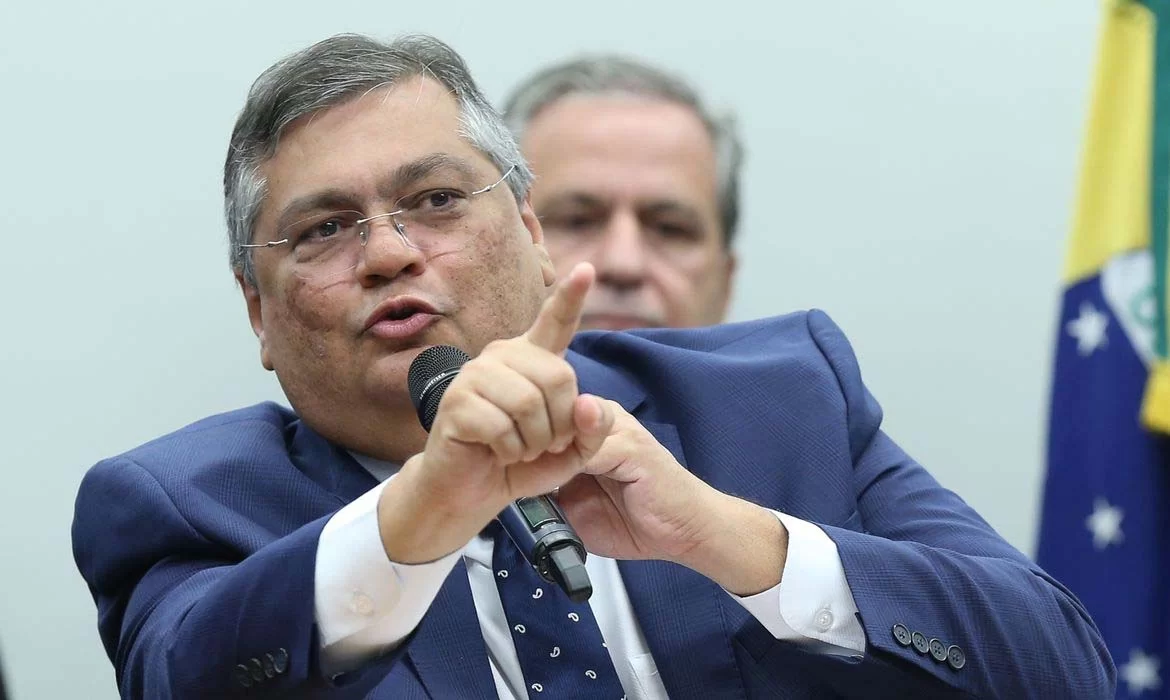 Ministro Flávio Dino determina à PF que analise ofensas contra professores