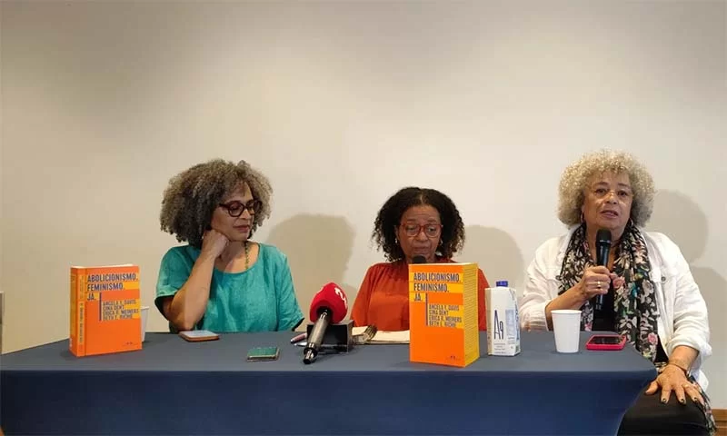 Angela Davis defende feminismo abolicionista e que justiça não seja vingança
