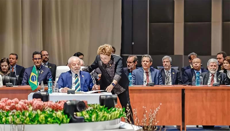 Lula defende criação de moeda do Brics para reduzir vulnerabilidades das nações do bloco
