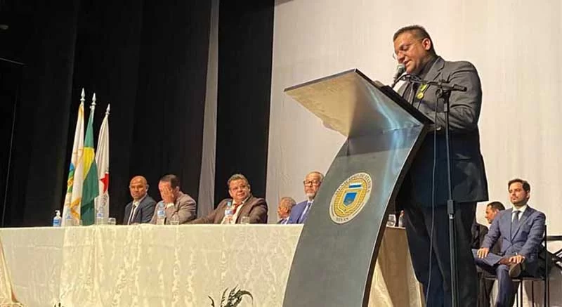 Citando Drummond, André Viana presenteia a Câmara de Itabira com um relógio simbolizando o tempo presente e o futuro a ser construído