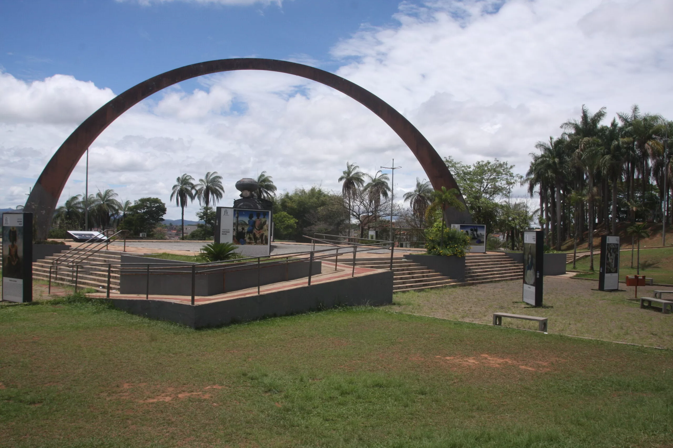 Itabira já está em festa pelos 121 anos do nascimento de Carlos Drummond de Andrade. Participe