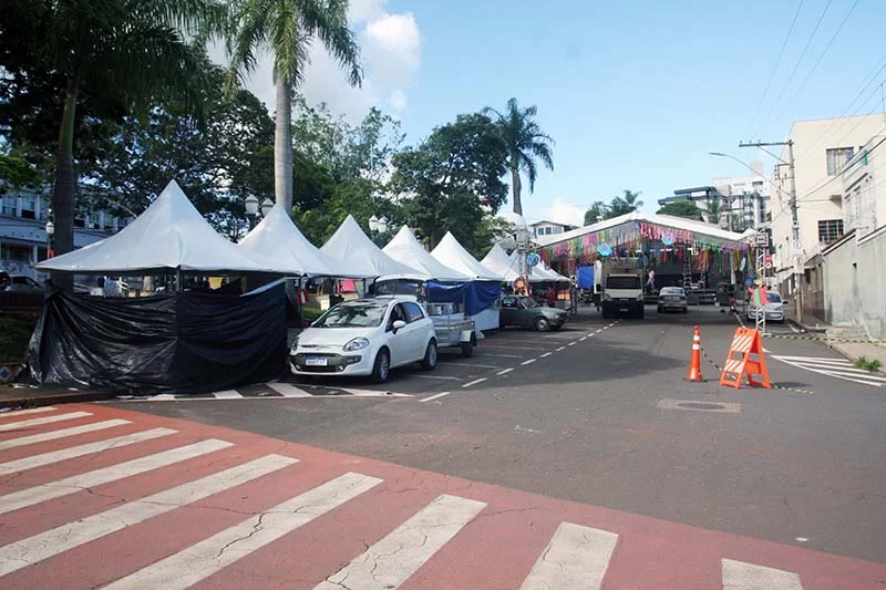 Carnaval descentralizado em Itabira muda palco no Pará, com agenda noturna também no Campestre, mas só matinês nos outros bairros