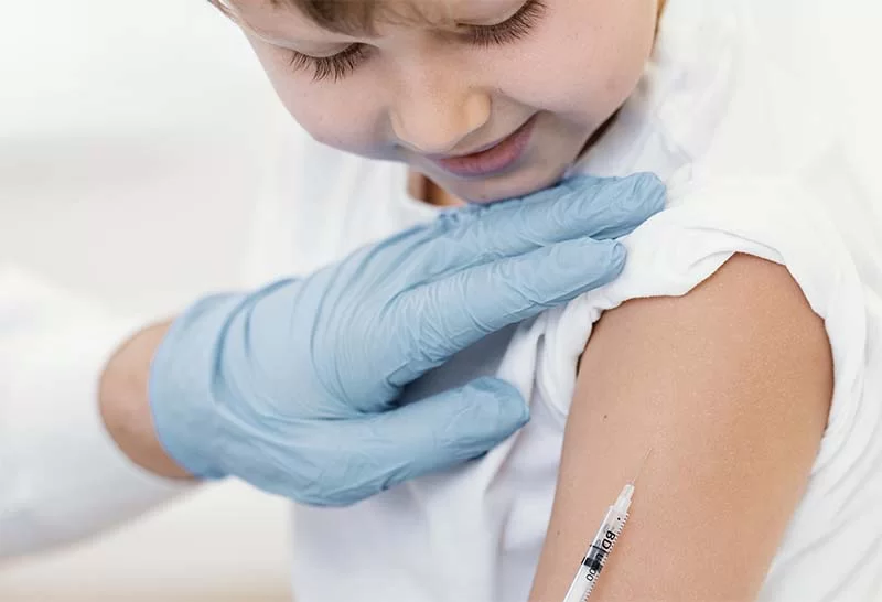SUS disponibiliza vacina para imunizar crianças contra a dengue, enquanto a rede privada dispõe de imunizante para outras idades