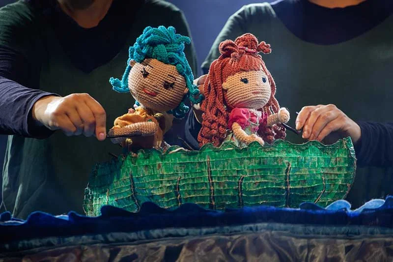 Estreia no Rio espetáculo que conta história ambiental por meio da arte milenar do teatro de bonecos e de jogo com tecnologia de IA