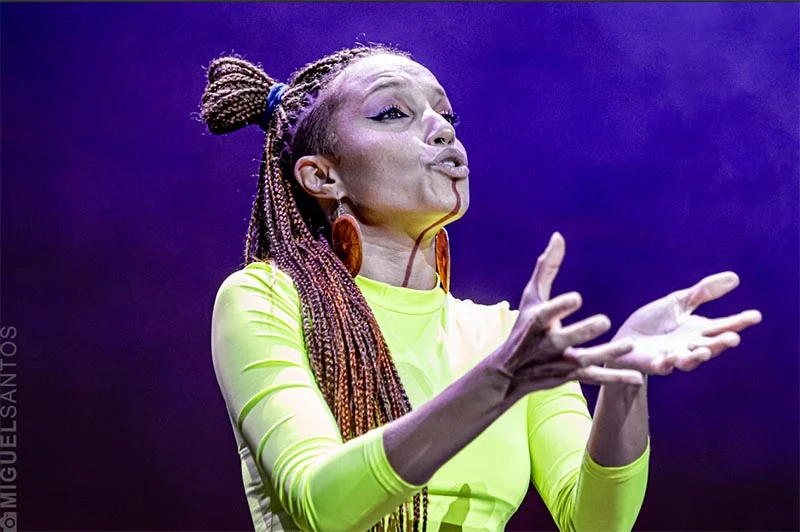 Anna Tréa faz turnê pelo Brasil, depois de temporada na Europa. Em BH, a cantora se apresenta na Casa Outono