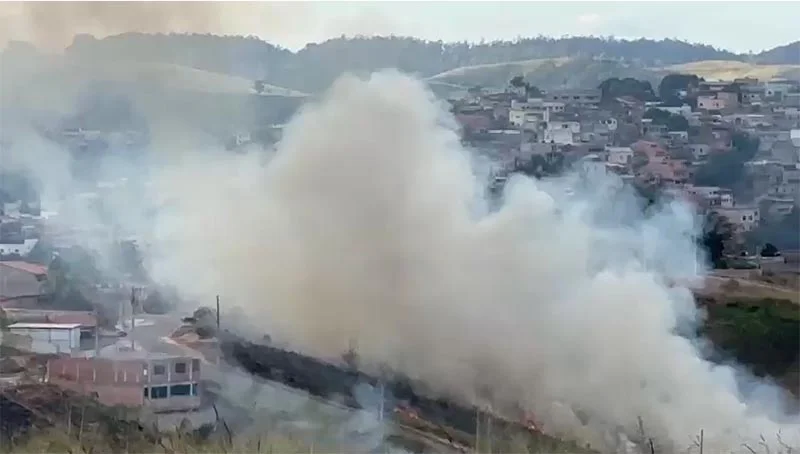 Itabira está em chamas com queimadas tornando o ar irrespirável no Dia Mundial do Meio Ambiente