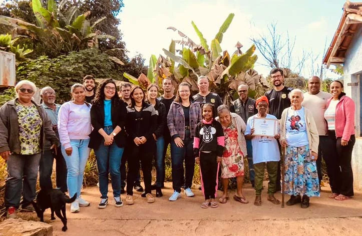 Dona Tita, matriarca da comunidade quilombola Morro Santo Antônio, é homenageada pela Polícia Civil de Itabira, no ano de seu centenário