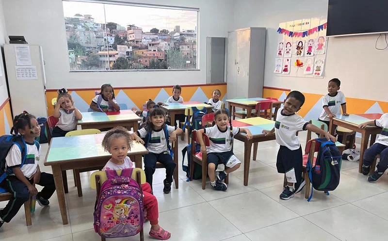 Escola municipal do bairro Nossa Senhora das Oliveiras está ainda em reforma, mas já inaugura novo espaço para o Ensino Infantil