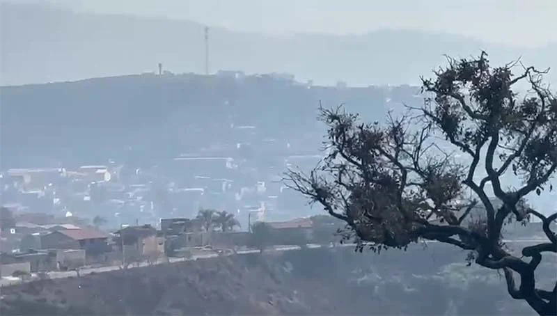 Inverno tem início em Itabira com o céu carregado de fumaça de queimadas nesta manhã de sexta-feira, prenúncio de que dias piores virão