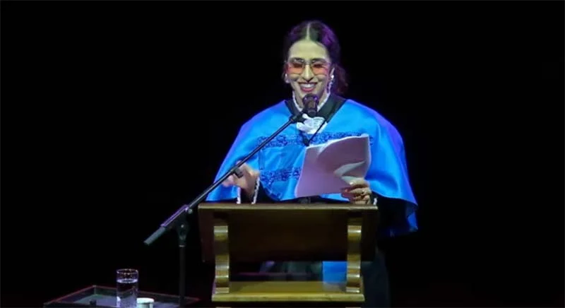 Marisa Monte recebe título de doutora honoris causa da USP e o prefeito de Itabira é citado entre as autoridades presentes na solenidade