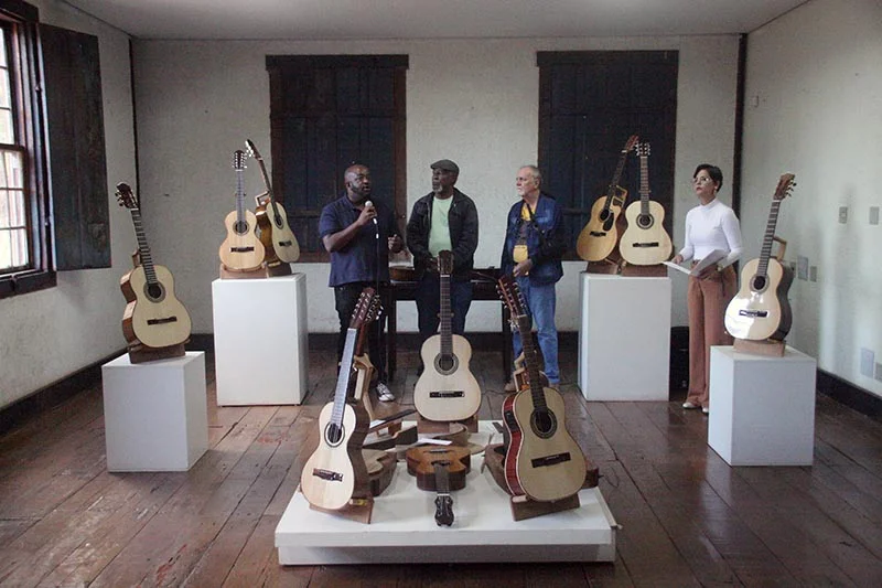 Festival de Inverno de Itabira é aberto com a exposição Madeiras do Brasil, na Fazenda do Pontal, com violões e violas do luthier Cássio Martins